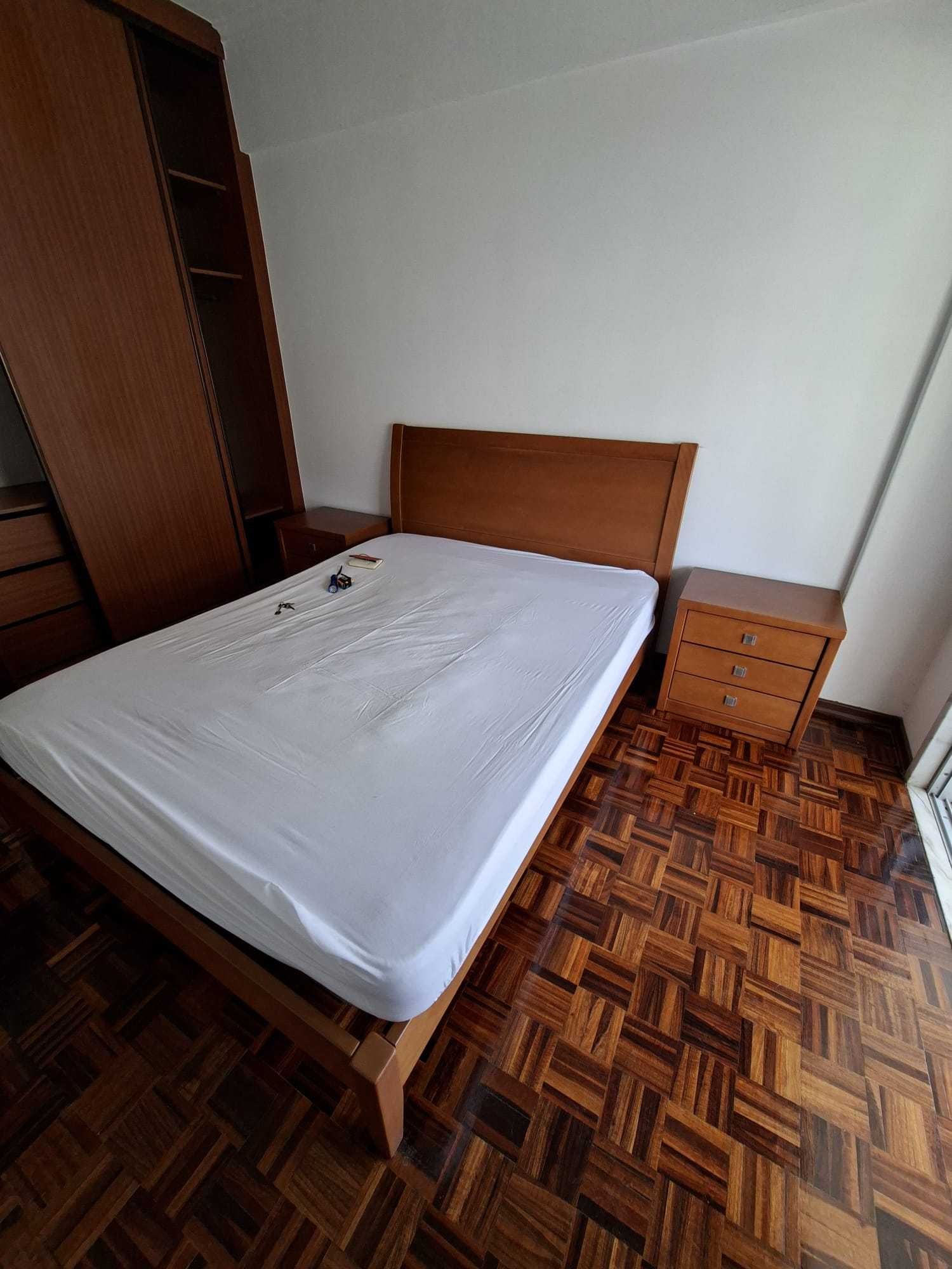 Cama casal com colchão, estrado e 2 mesinhas de cabeceira