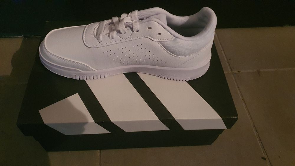 Sapatilhas Adidas, novas na caixa.