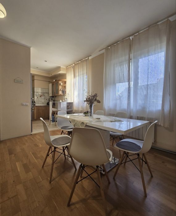 Напівособняк із загальним двориком