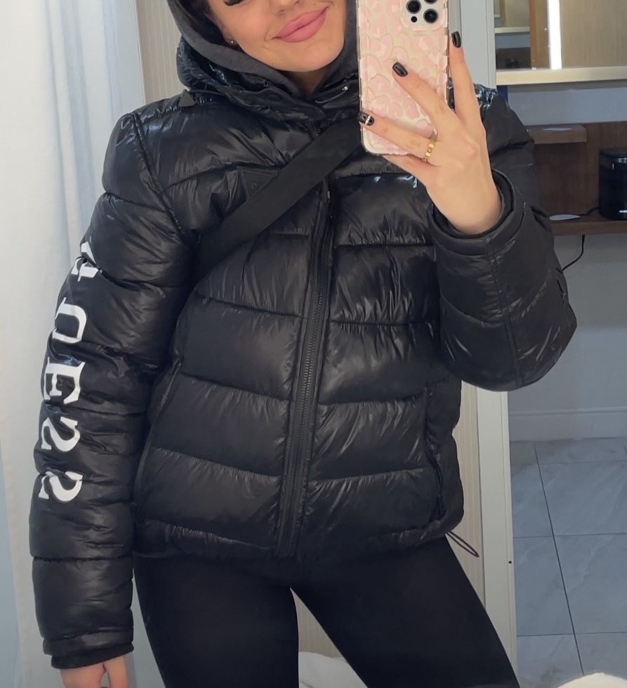 Пухова жіноча куртка Guess