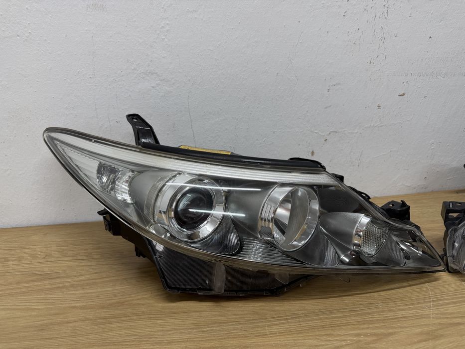 Lampy przednie Toyota Previa III, Sienna 09-19r xenon, komplet