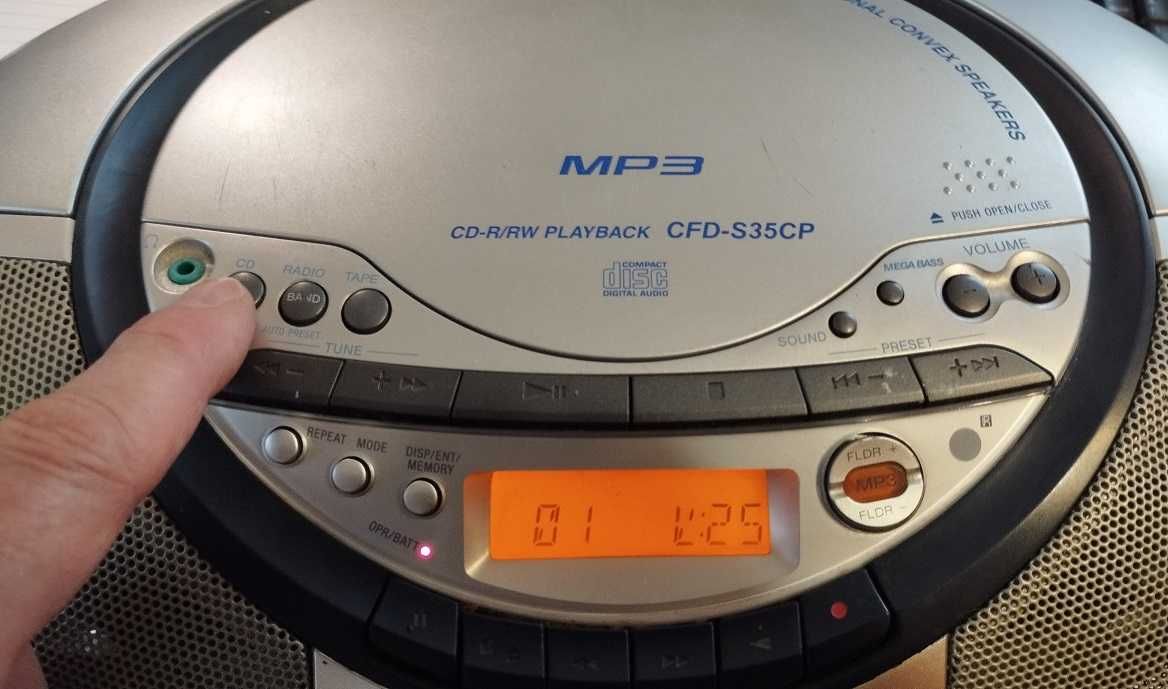 Radiomagnetofon CD-MP3 SONY CFD-S35CP uszkodzony wzmacniacz