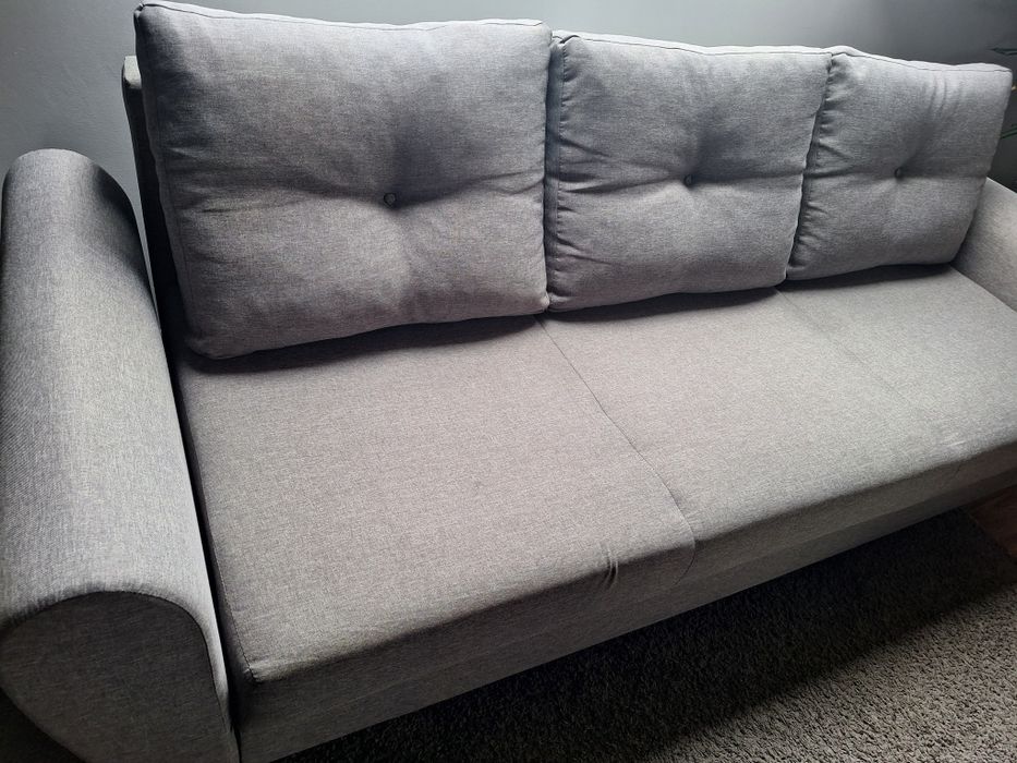 Zestaw kanap 3 i 2 osobowa plus ława do salonu.