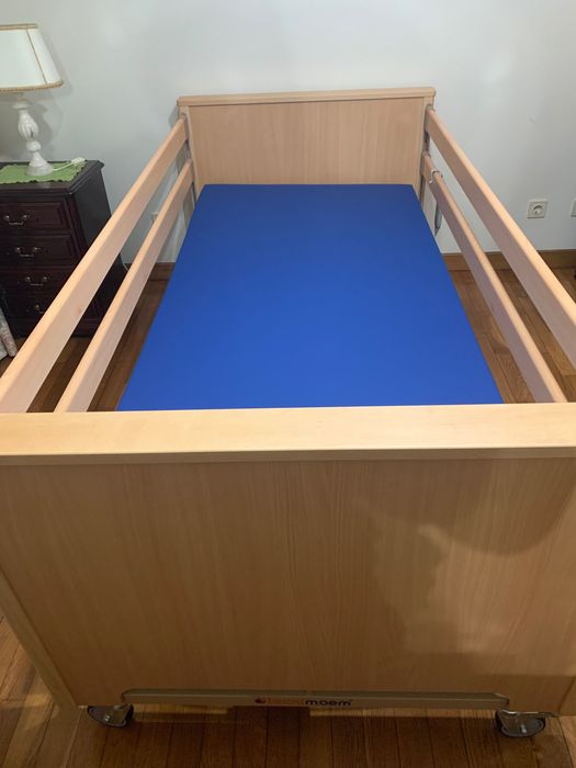 Cama hospitalar, com mesa de apoio e cadeira sanitária