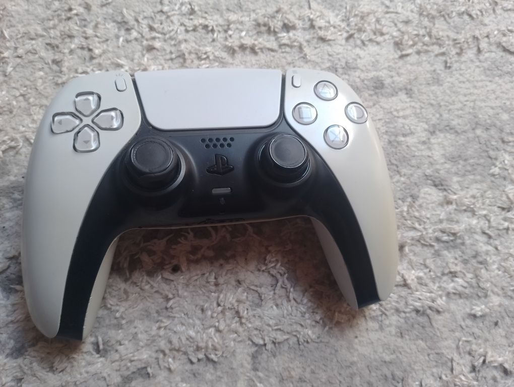 Sprzedam ps 5 z napędem, padem i 4 gry.