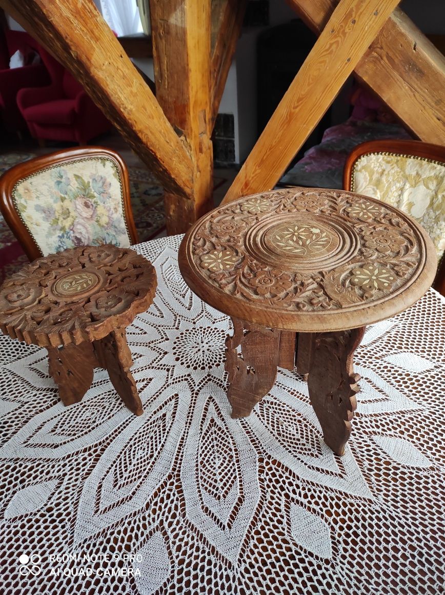 Piękne drewniane stoliki