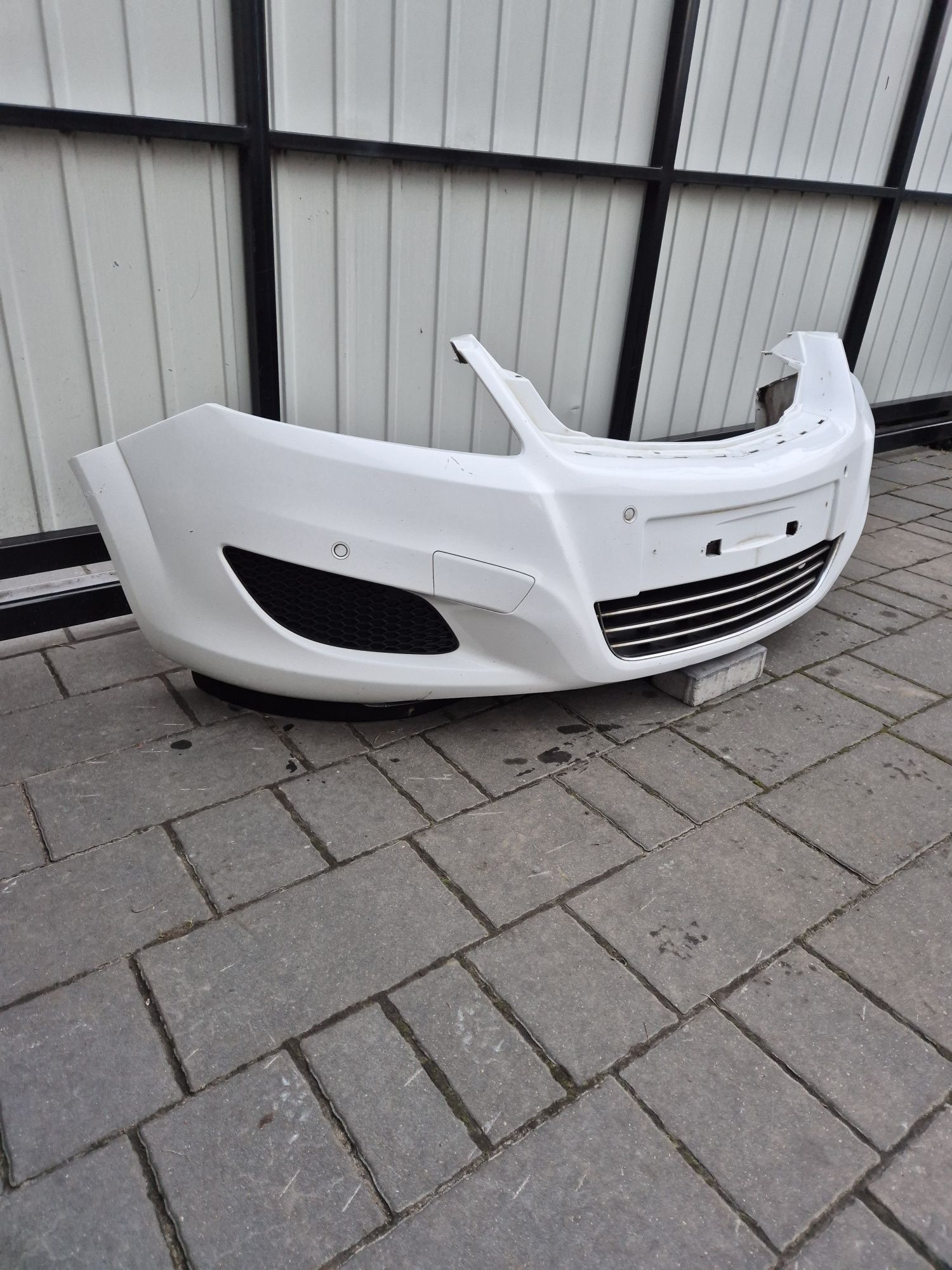 Zderzak przód przedni Opel Zafira B lift kod lak Z40R 4xpdc rok 10