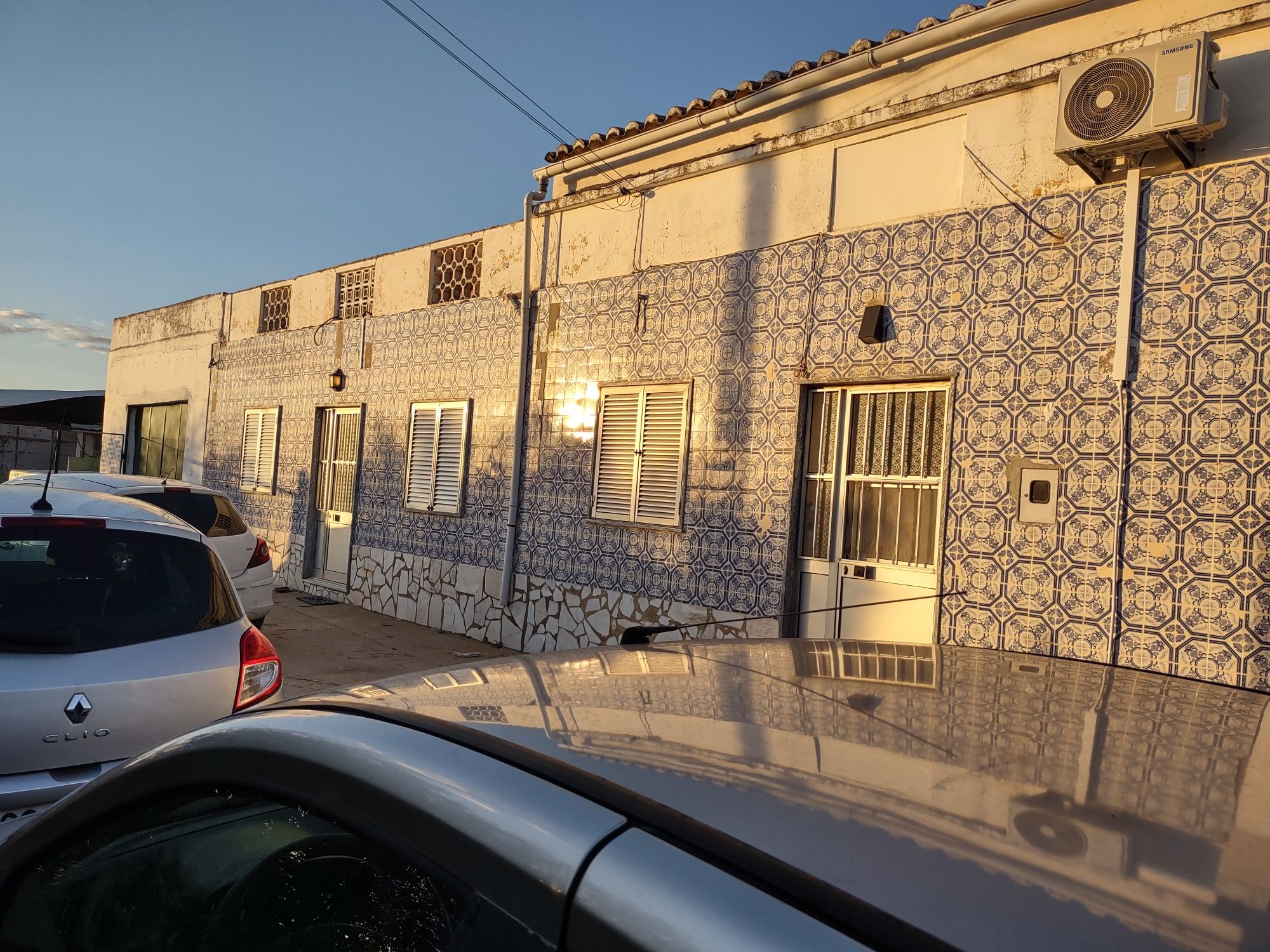 Casas e armazém  permuta  por apartamento