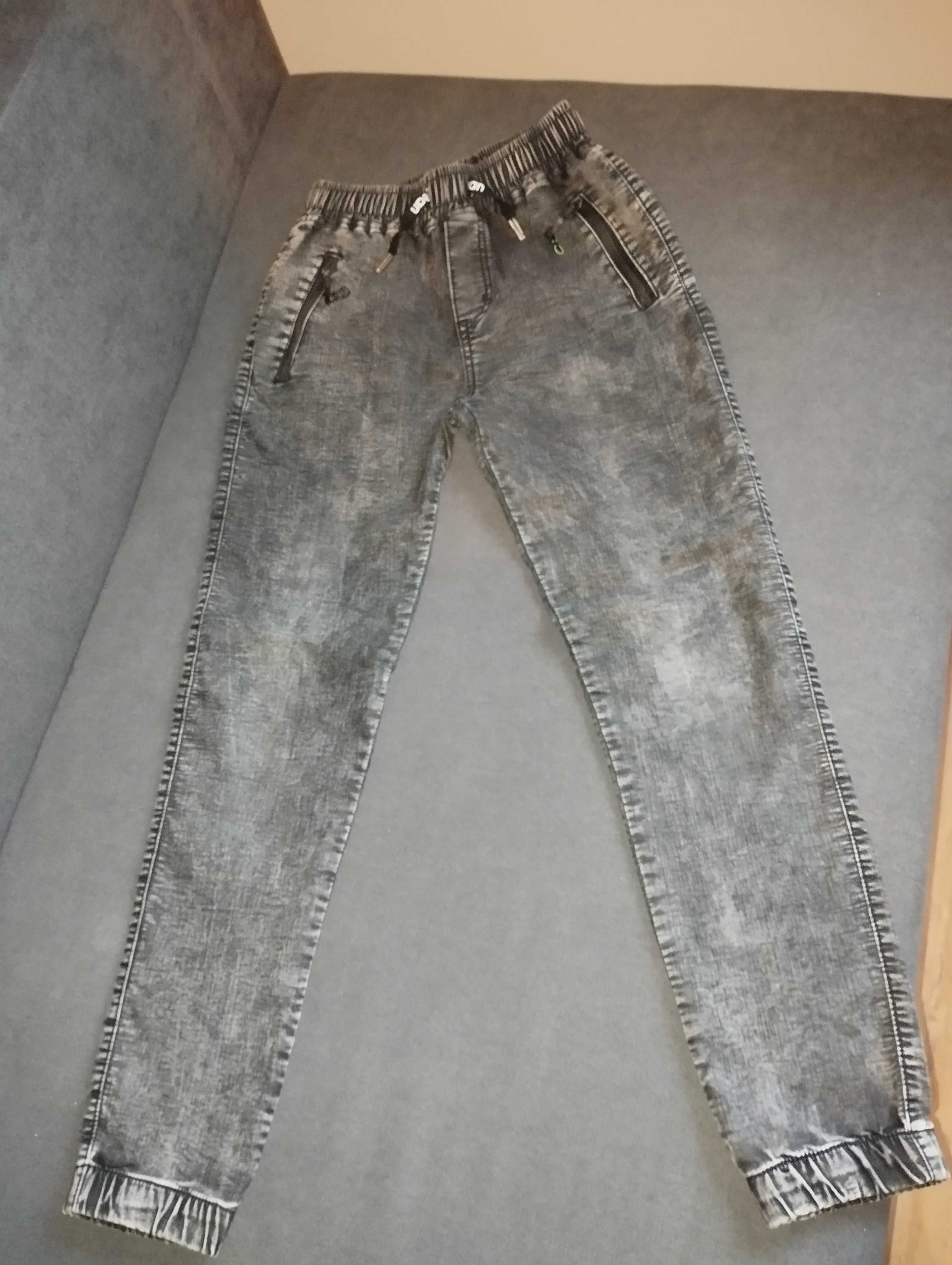 Dwie pary spodni szare dresy i czarne jeansy 152 cm