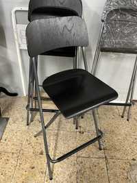 Cadeiras altas com costas e acento em madeira