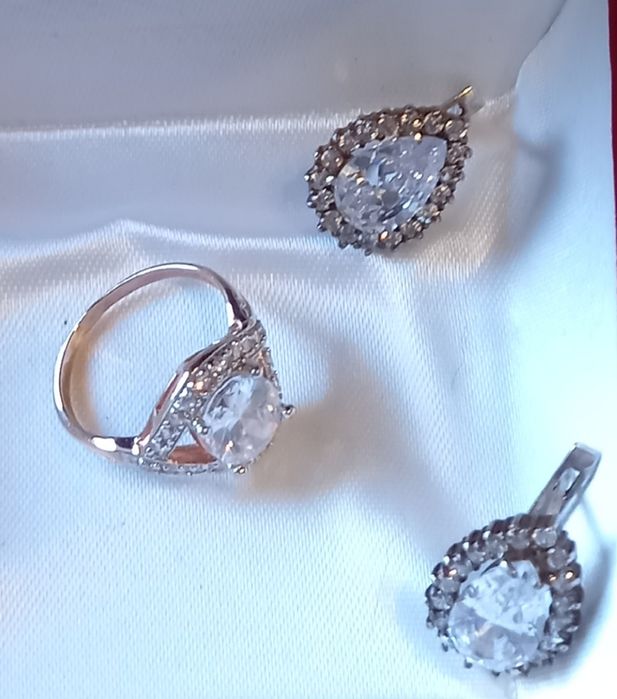 Серебряные комплекты ювелирных украшений и кольца