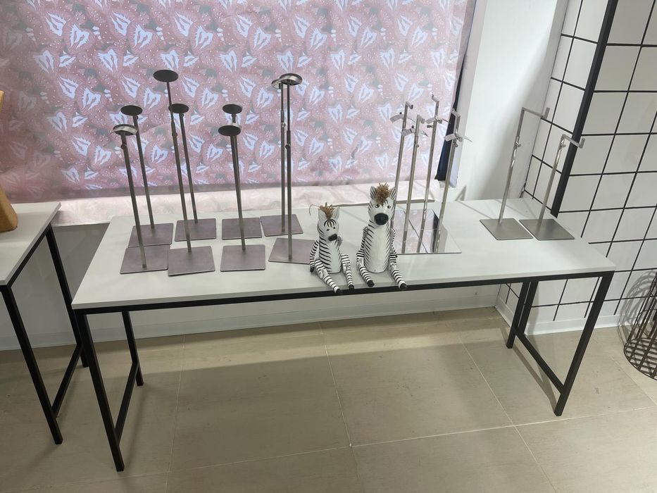 Prateleiras, Mesas, Balcões, Candeeiro, Acessórios de Loja