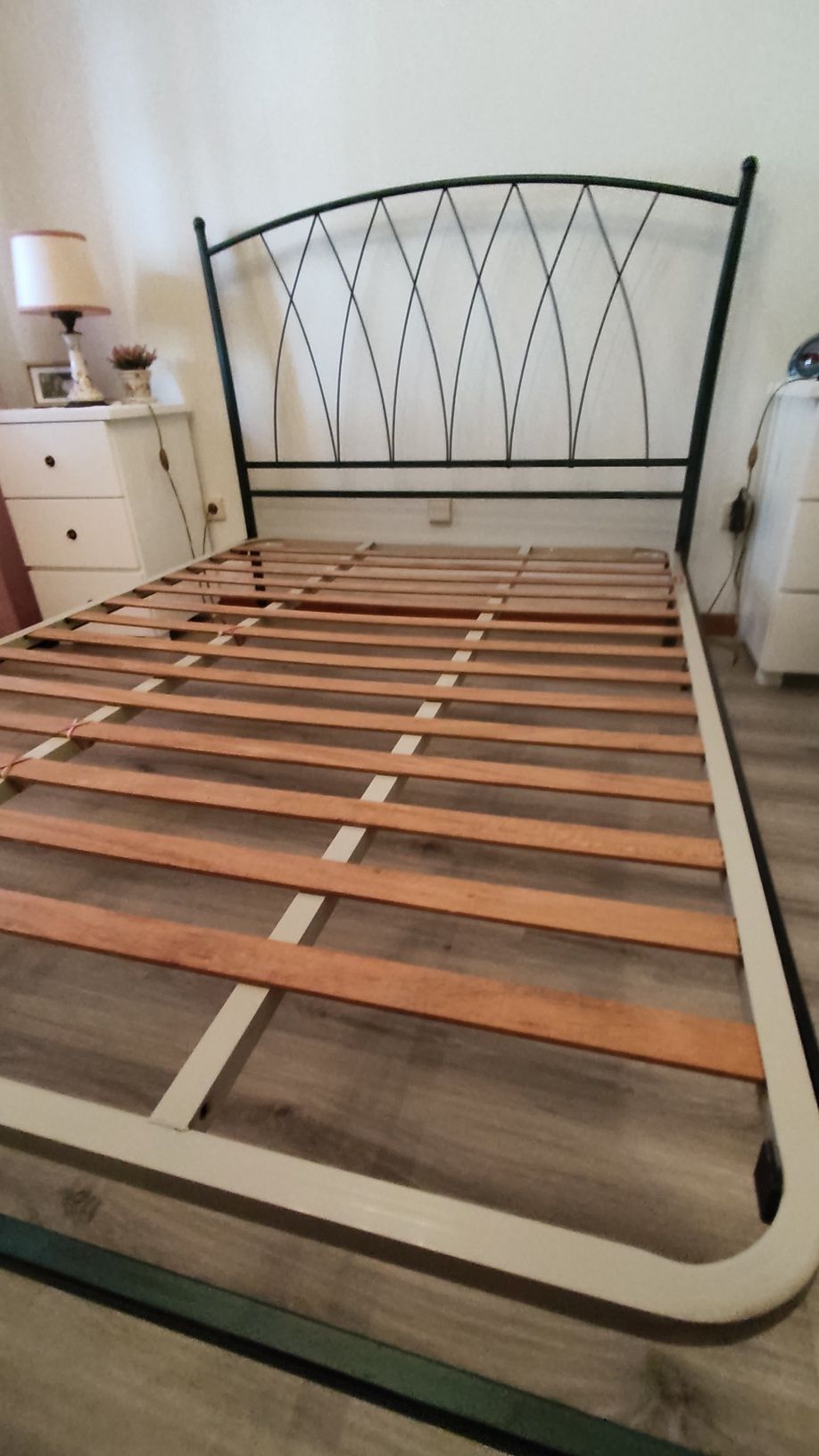 Cama de ferro com estrado