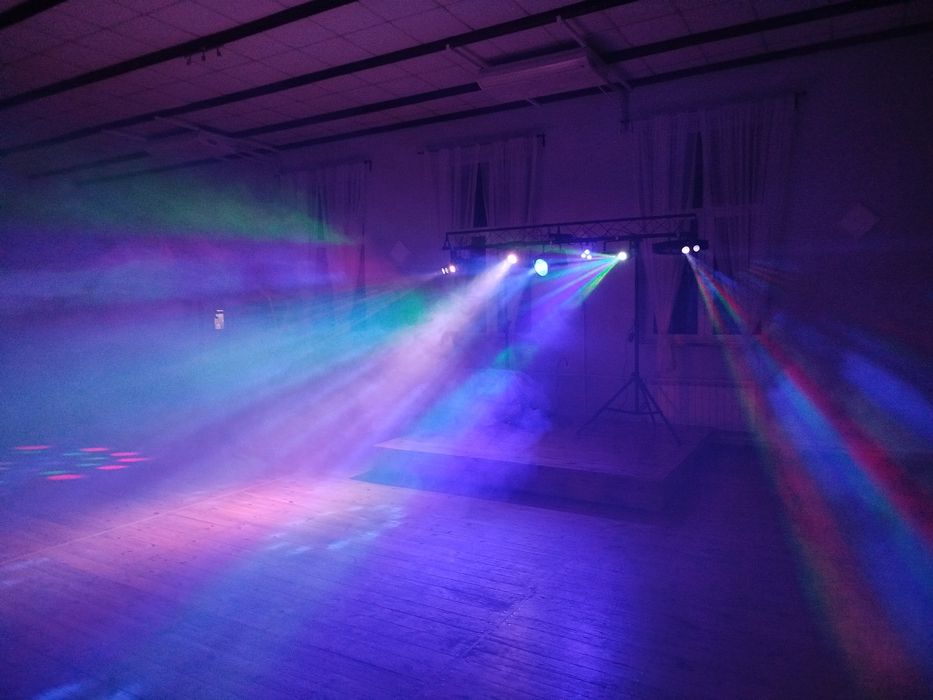 Wynajem nagłośnienia, oświetlenia oraz wytwornic dymu i baniek.