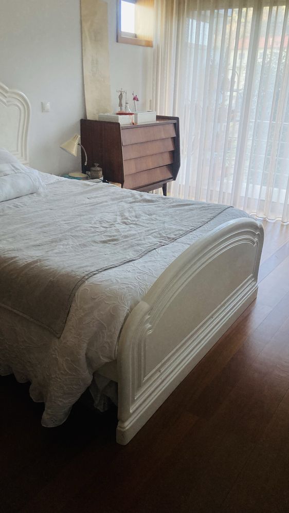 Cama branca madeira maciça anos 80