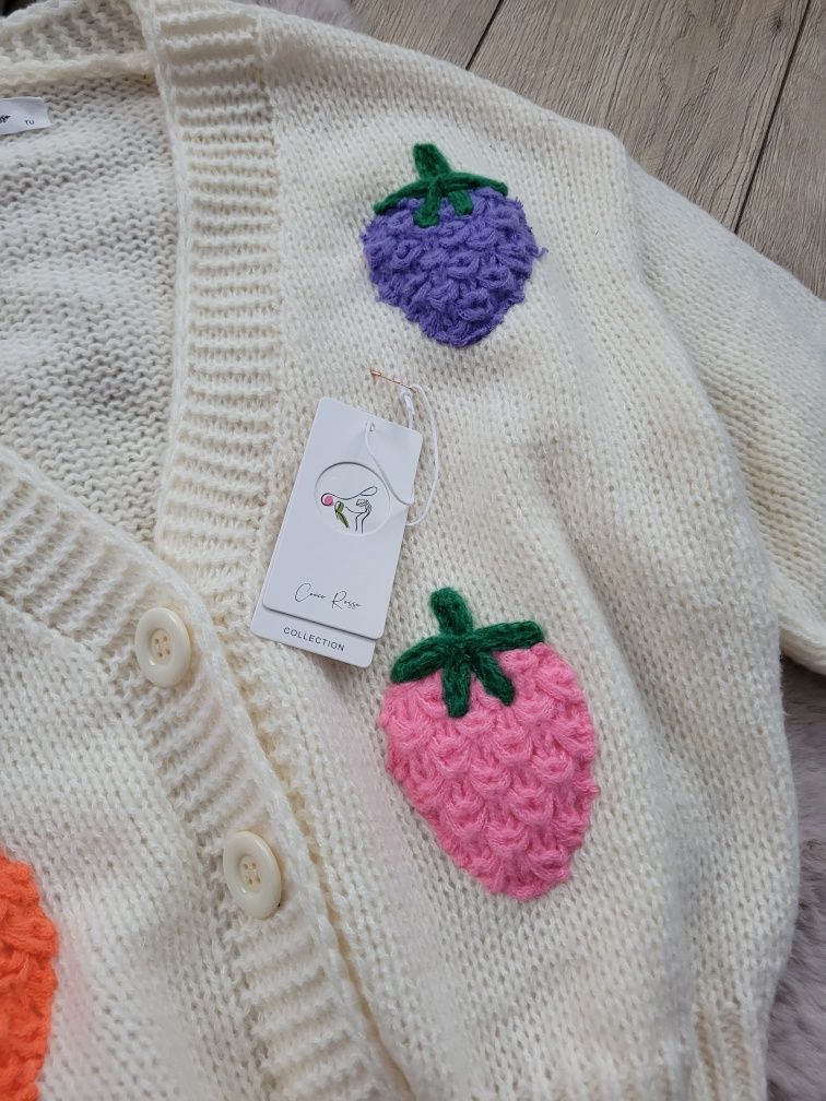 Sweterek kremowy na guziki z truskawkami