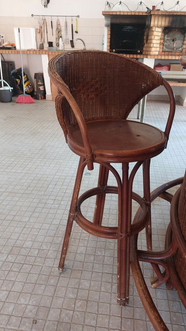 Bar de verga com cadeiras