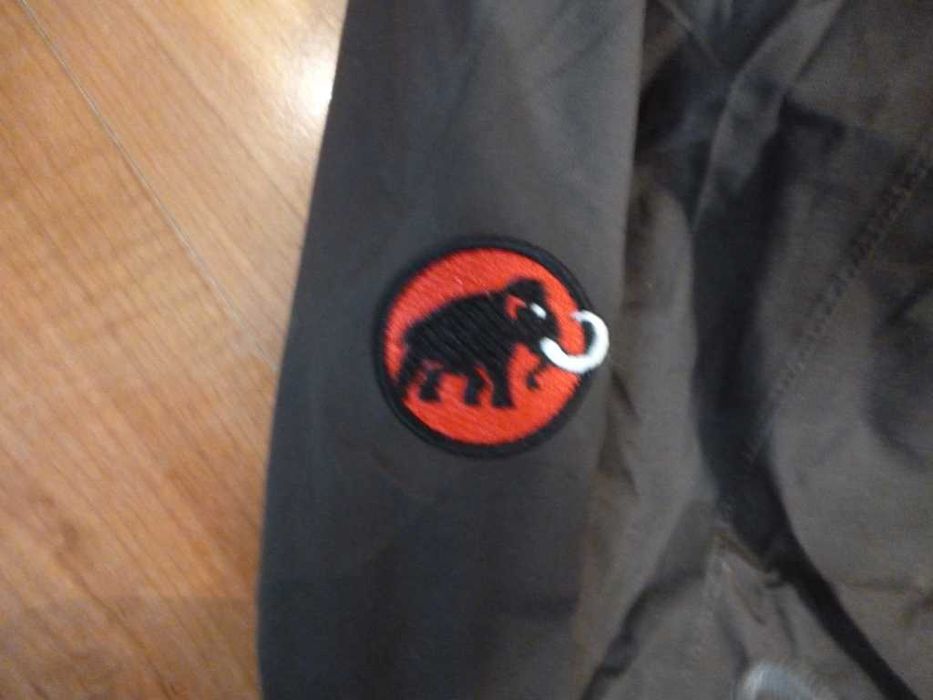 Женская куртка mammut.