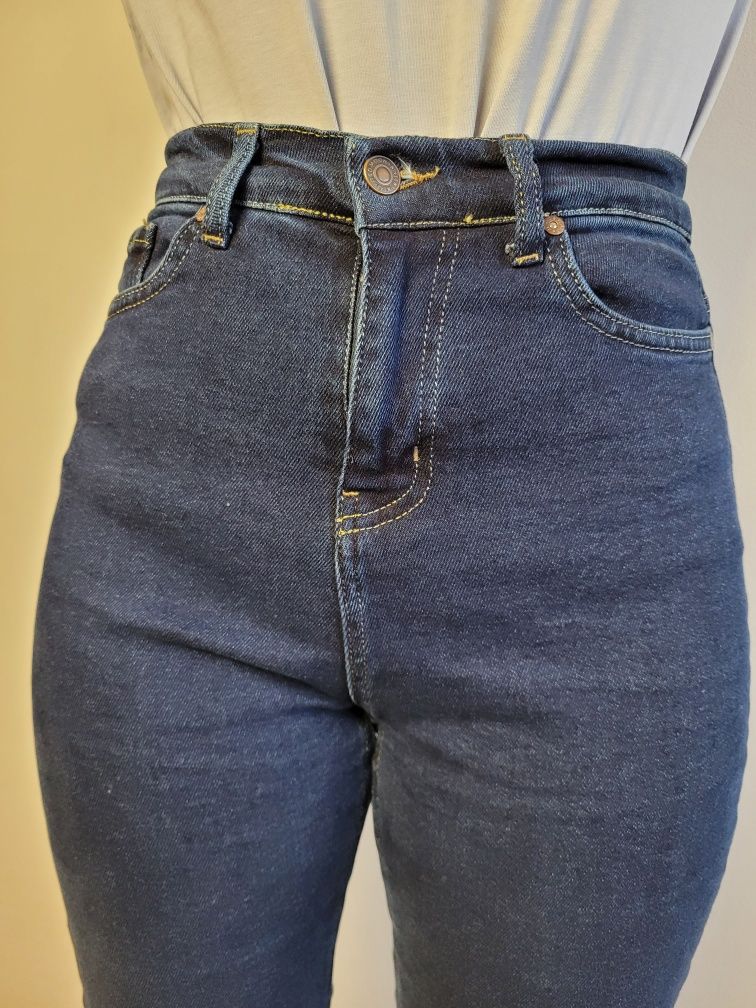 Темно-синии джинсы женские