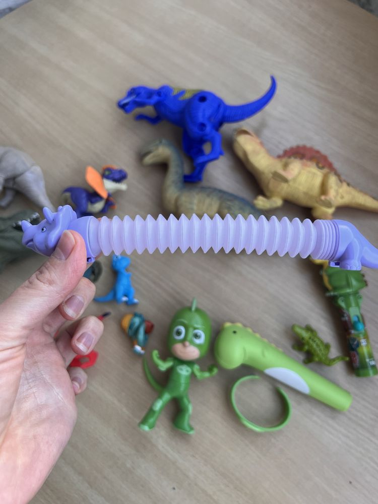 zestaw zabawek z dinozaurami