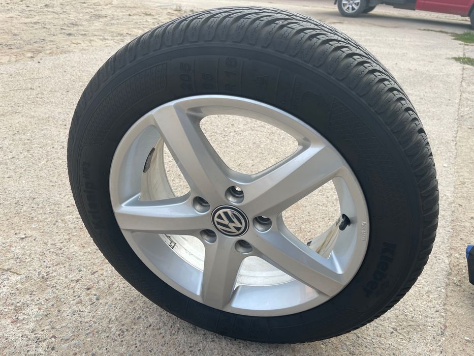 Oryginalne felgi z oponami zimowymi VW Golf 16 cali 4 szt.