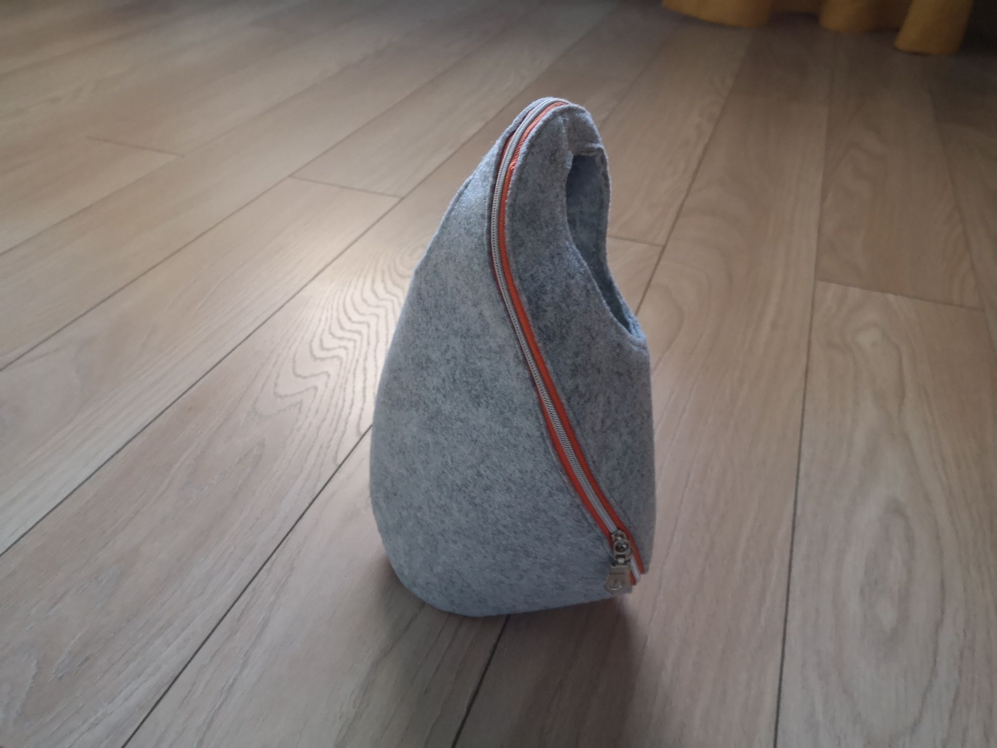 Torebka do ręki szara filc fikuśna