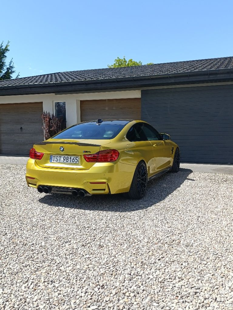 BMW M4 F82 Austin Yellow
