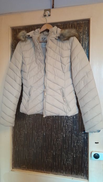 Kurtka ciepła na polarze z kapturem.