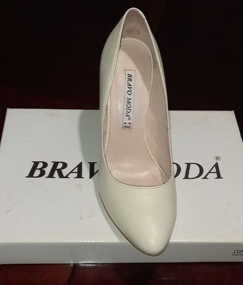 Туфлі жіночі шкіряні молочні на шпильці Bravo Moda