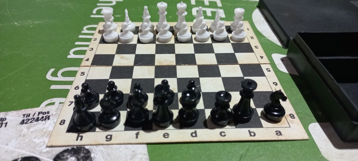 Дорожній набір ігор: шахи, шашки, доміно та нарди.