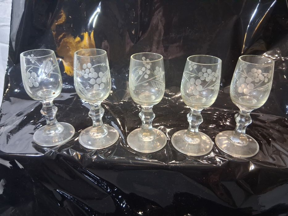 Kieliszki z grawerowanym wzorem kwiatow retro