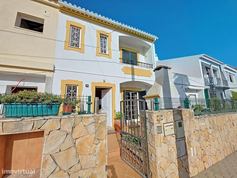 Moradia em Portimão-Ladeira do Vau com 3 Quartos, Terraço com Barbecue