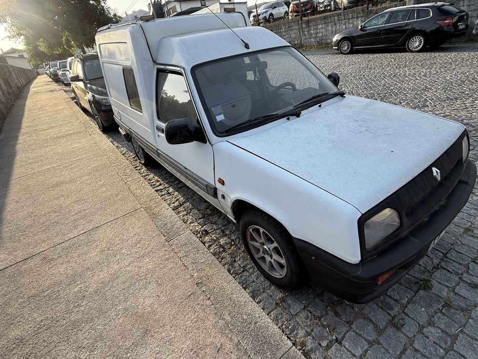 Carro de passeio com capacidade de 5 pessoas que faz uma cama atras