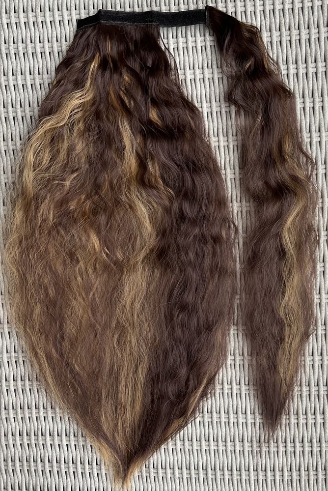 Włosy doczepiane, ciemny brąz / pasemka / refleksy, kucyk fale ( 605 )