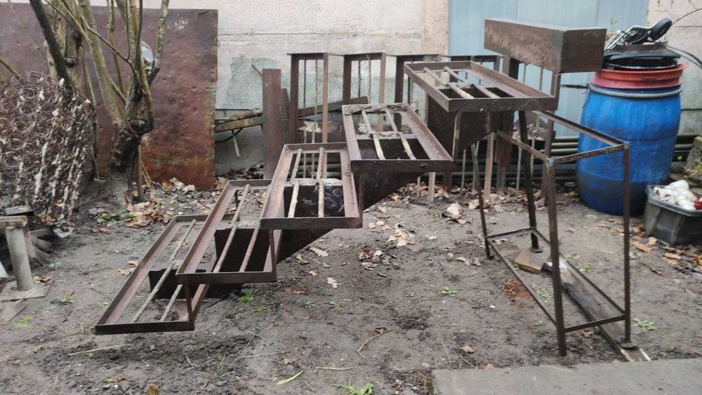 Продам сходи металеві