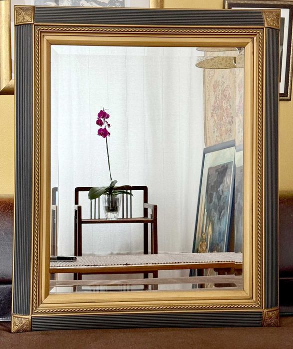 Lustro kryształowe z elegancką, wyważoną stylistycznie ramą