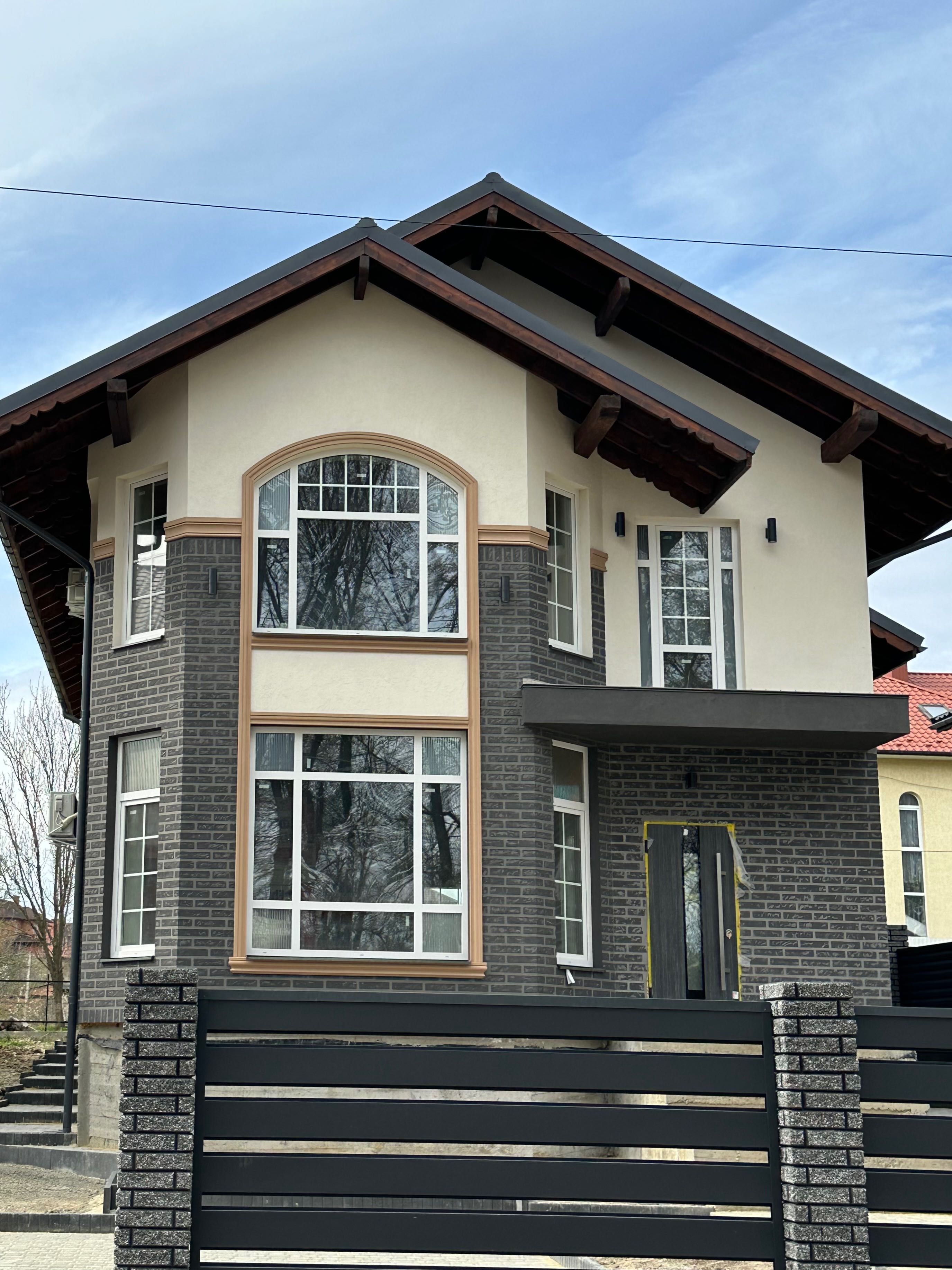 Продаж сучасного будинку з євроремонтом у престижній локації