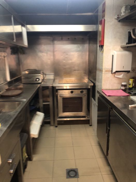 Cedencia de posiçao de pequeno snack-bar em zona de movimento