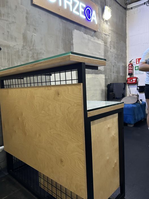 Lada Recepcja styl loftowy jak nowa sklejka do studia, salonu