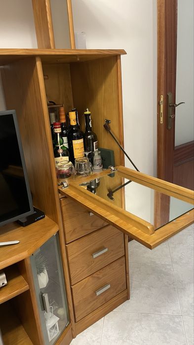 Móvel de sala + mesa incluída