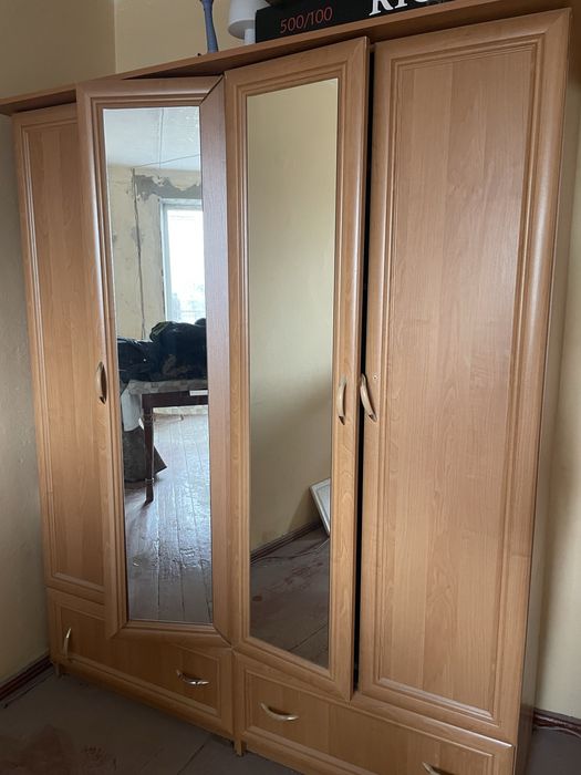 Шафа з шуфлядами внизу