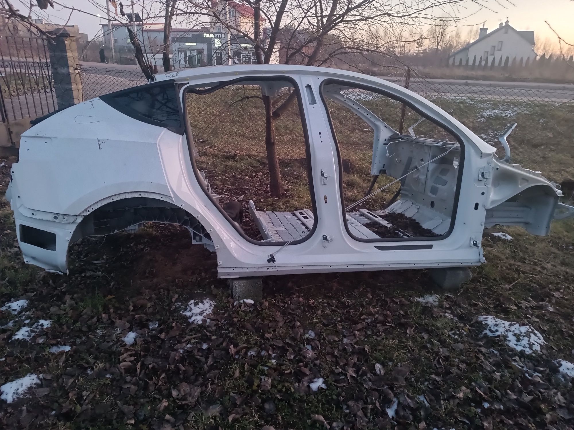Тесла модель 3 y, Ланжерон четверть поріг