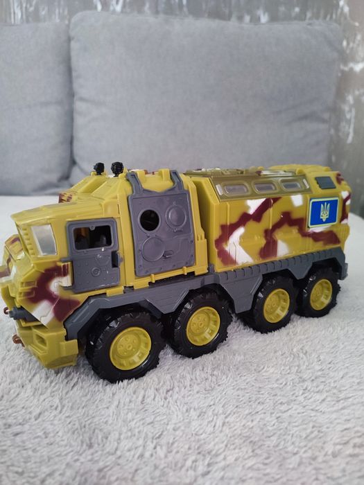 Військова машинка (з рухливими деталями)