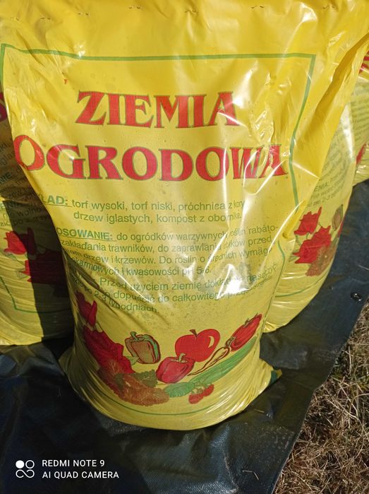 Kora sosnowa w workach i ziemia ogrodowa