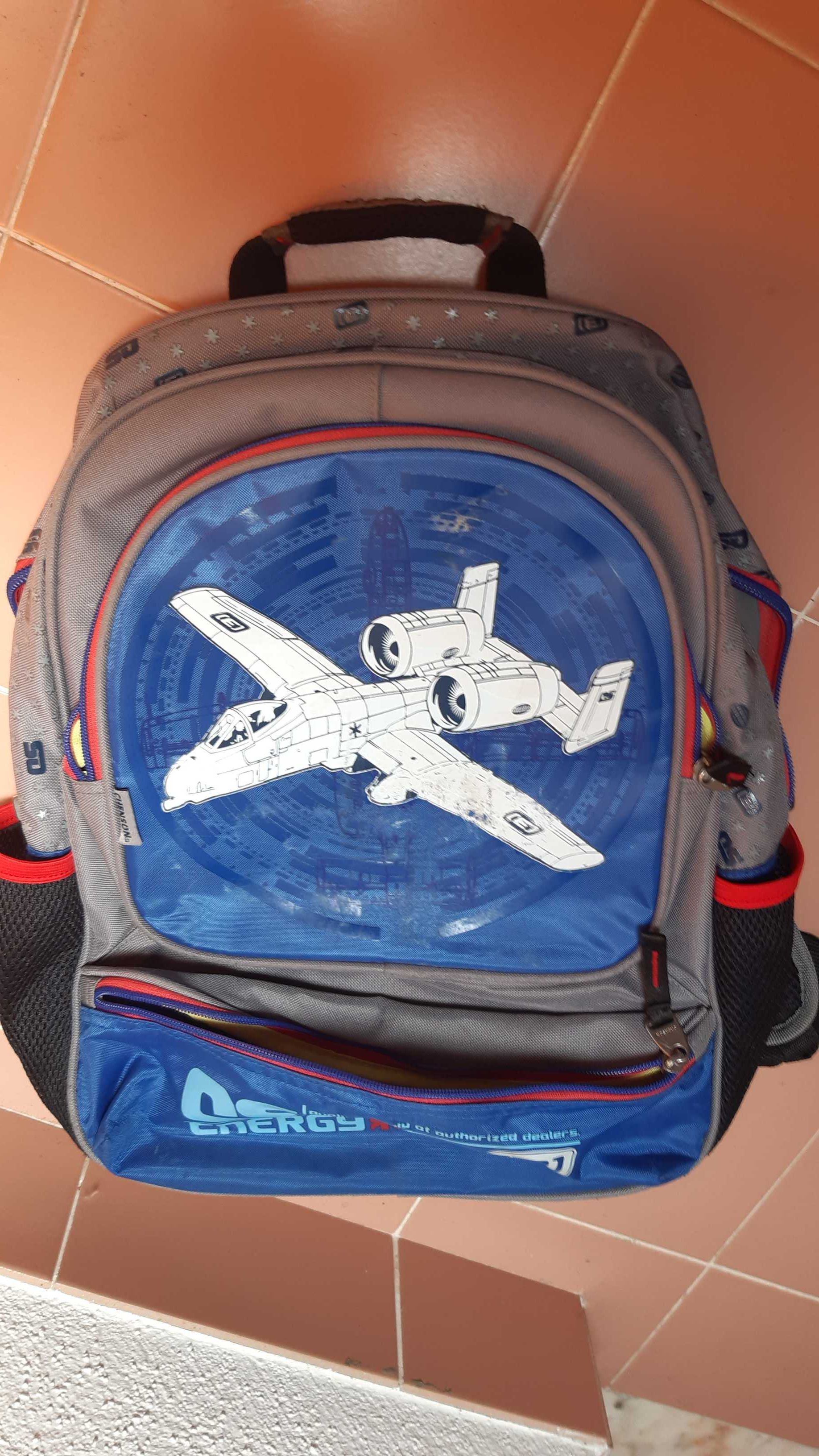 mochila escolar criança