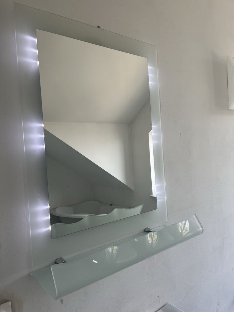 Nowa umywalka  ceraminczyna z  nową baterią plus lustro gratis