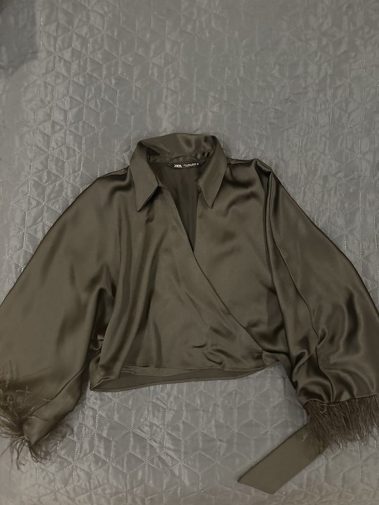 Сорочка чорна вкорочена Zara з пірʼям на рукавах