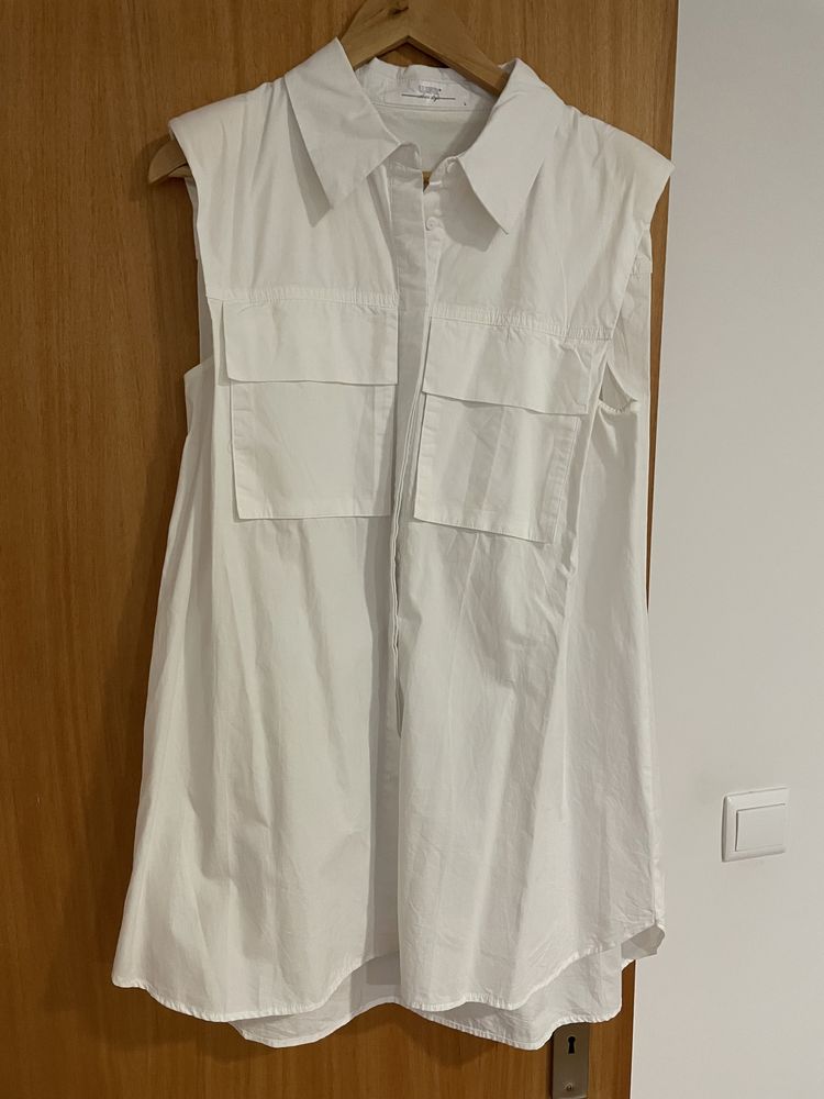 Conjunto de 4 blusas/camisas brancas e uma florida