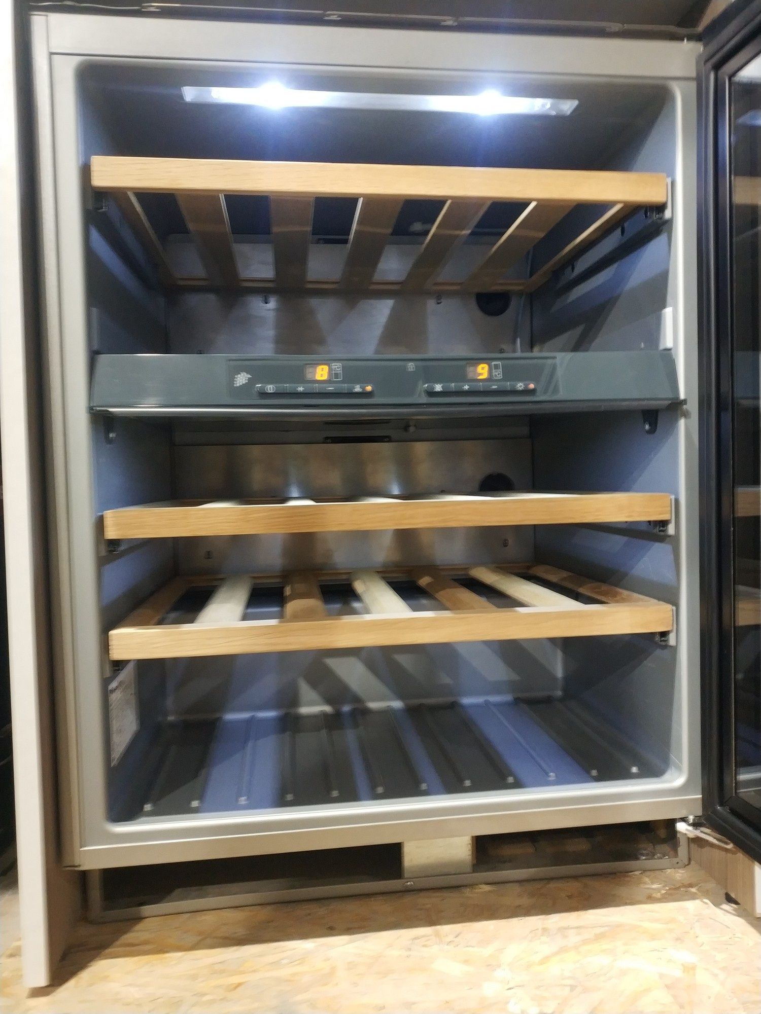 Винный холодильник шкаф для вина под столешницу Винник Miele KWT 4154