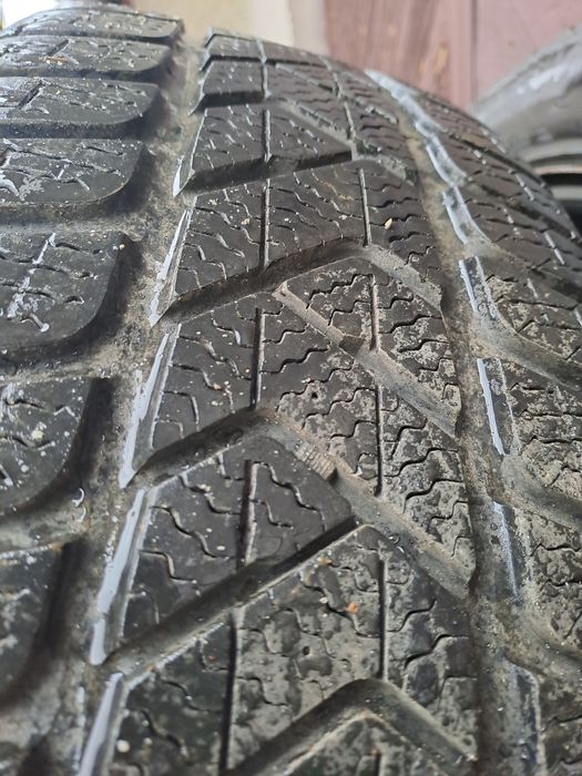 Pirelli zimowe 215/60/16 Mazda